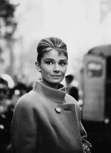 Audrey Hepburn sw foto mit wollmantel